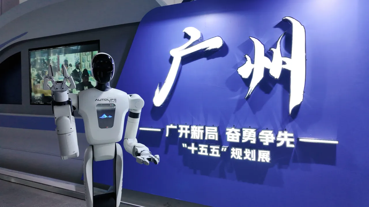 智动未来S2机器人服务广州十五五规划展厅