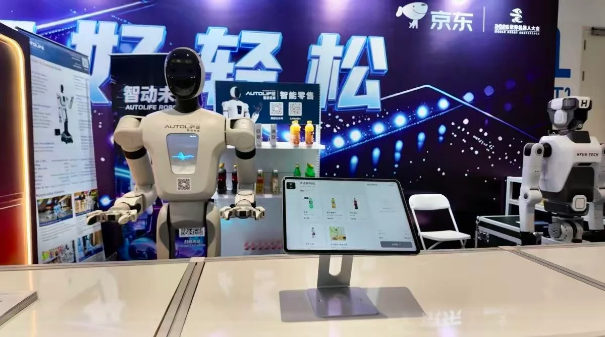 小智机器人在世界机器人大会展示智能零售服务