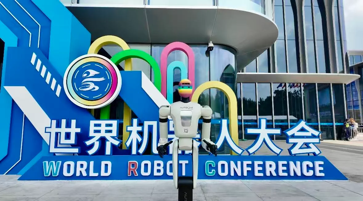 小智机器人在世界机器人大会标识前正面展示